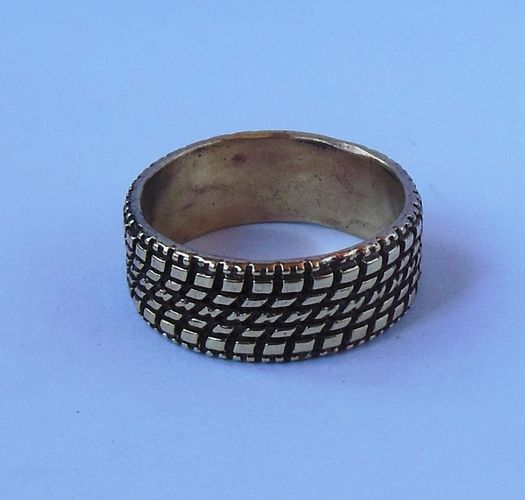 Круглое кольцо из латуни ручной работы в виде шины фото 2