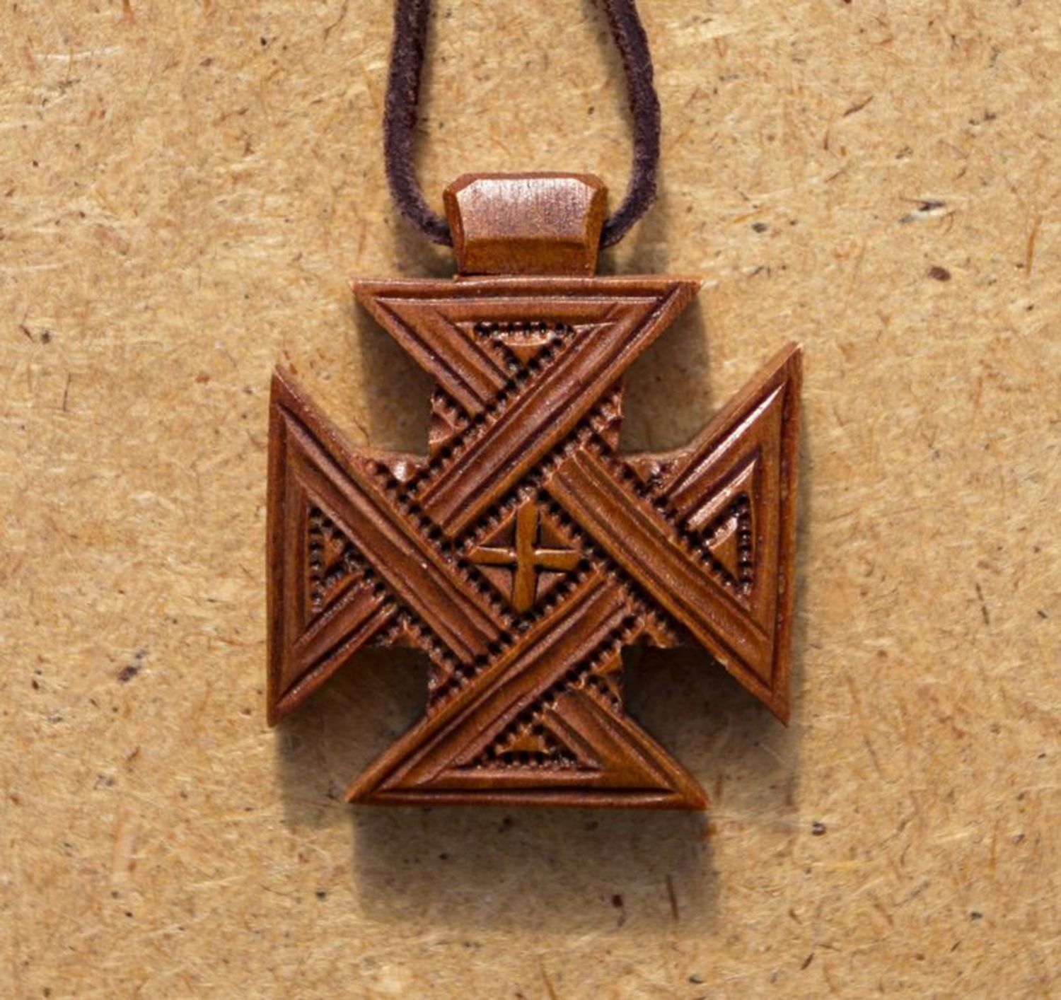 Croix pectorale védique à cordon de cuir photo 1