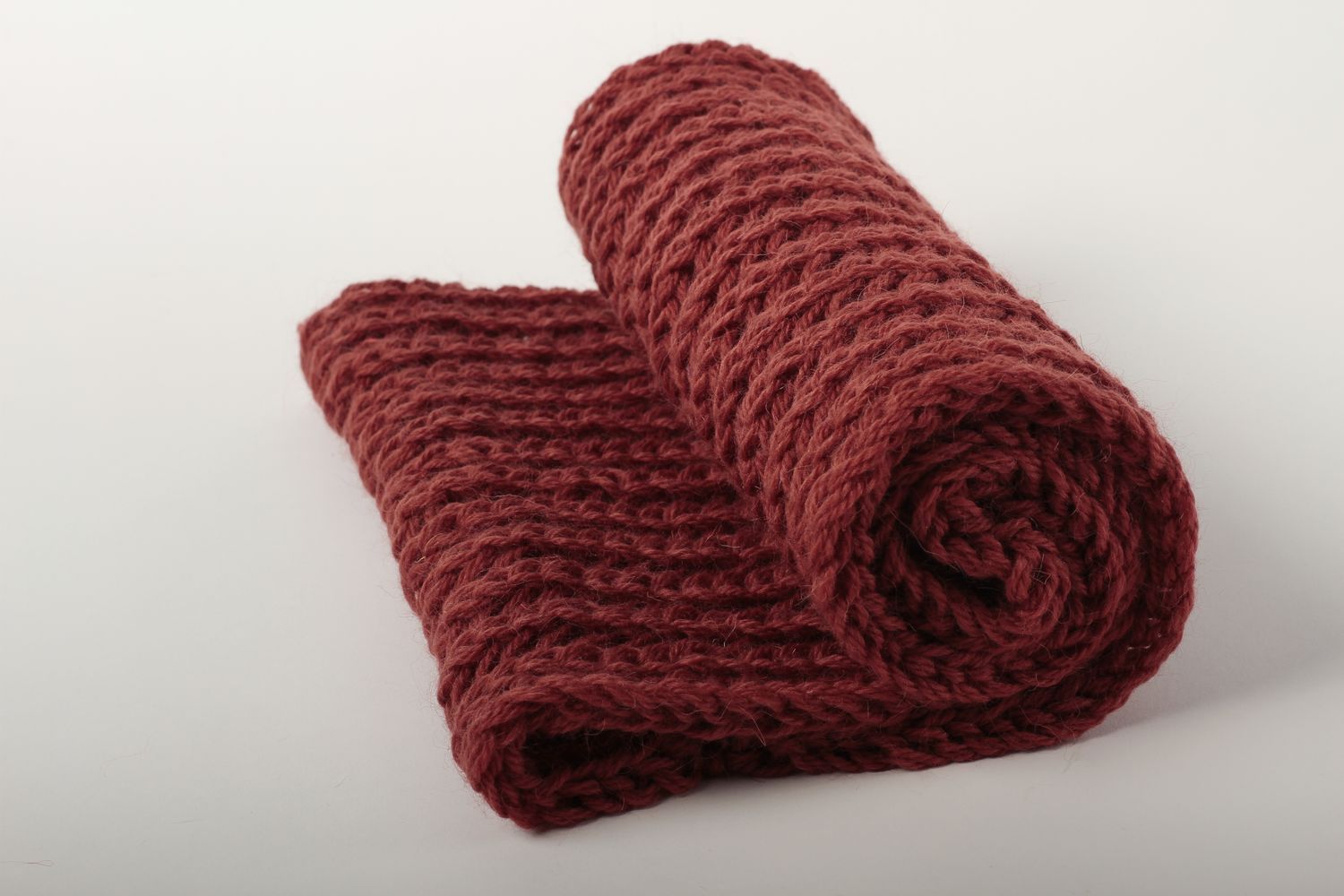 Sciarpa di lana fatta a mano accessorio all'uncinetto da donna in colore bordo
 foto 2