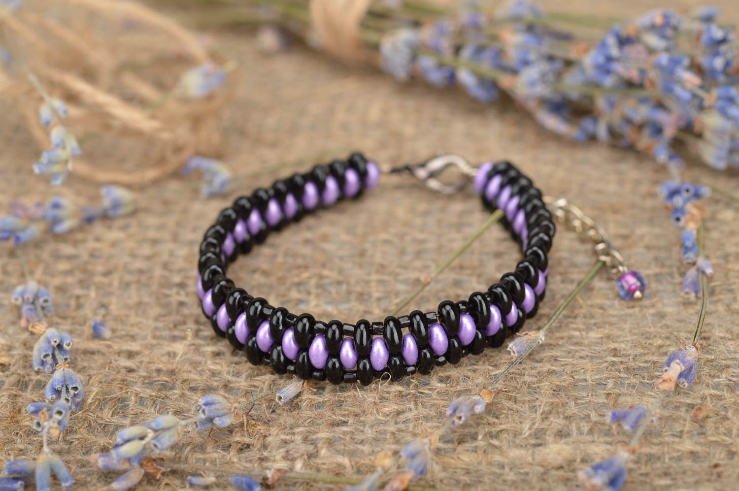 Schwarz lila Designer Armband aus Glasperlen und Rocailles handmade für Damen foto 1