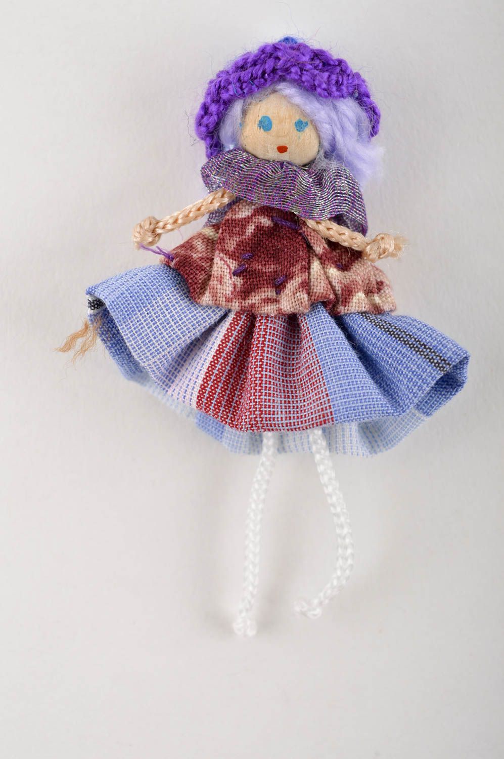 Broche fait main Bijou fantaisie poupée miniature en violet Accessoire femme photo 2