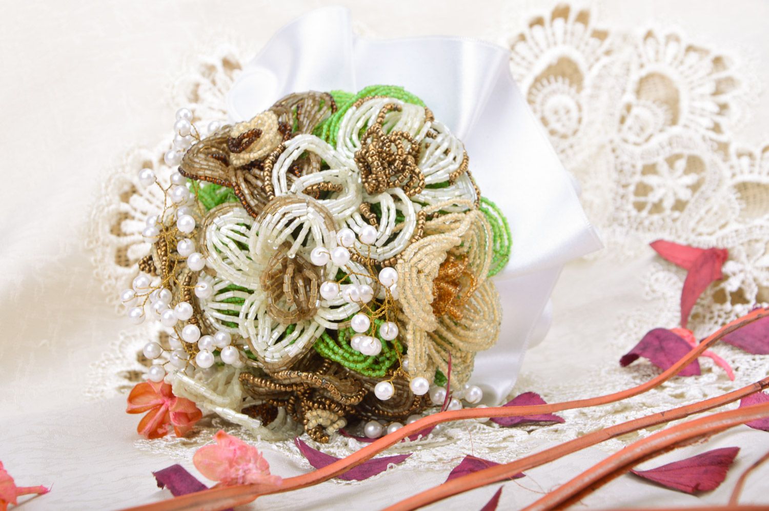 Bouquet en perles de rocaille fait main décoratif de mariée sur support photo 5