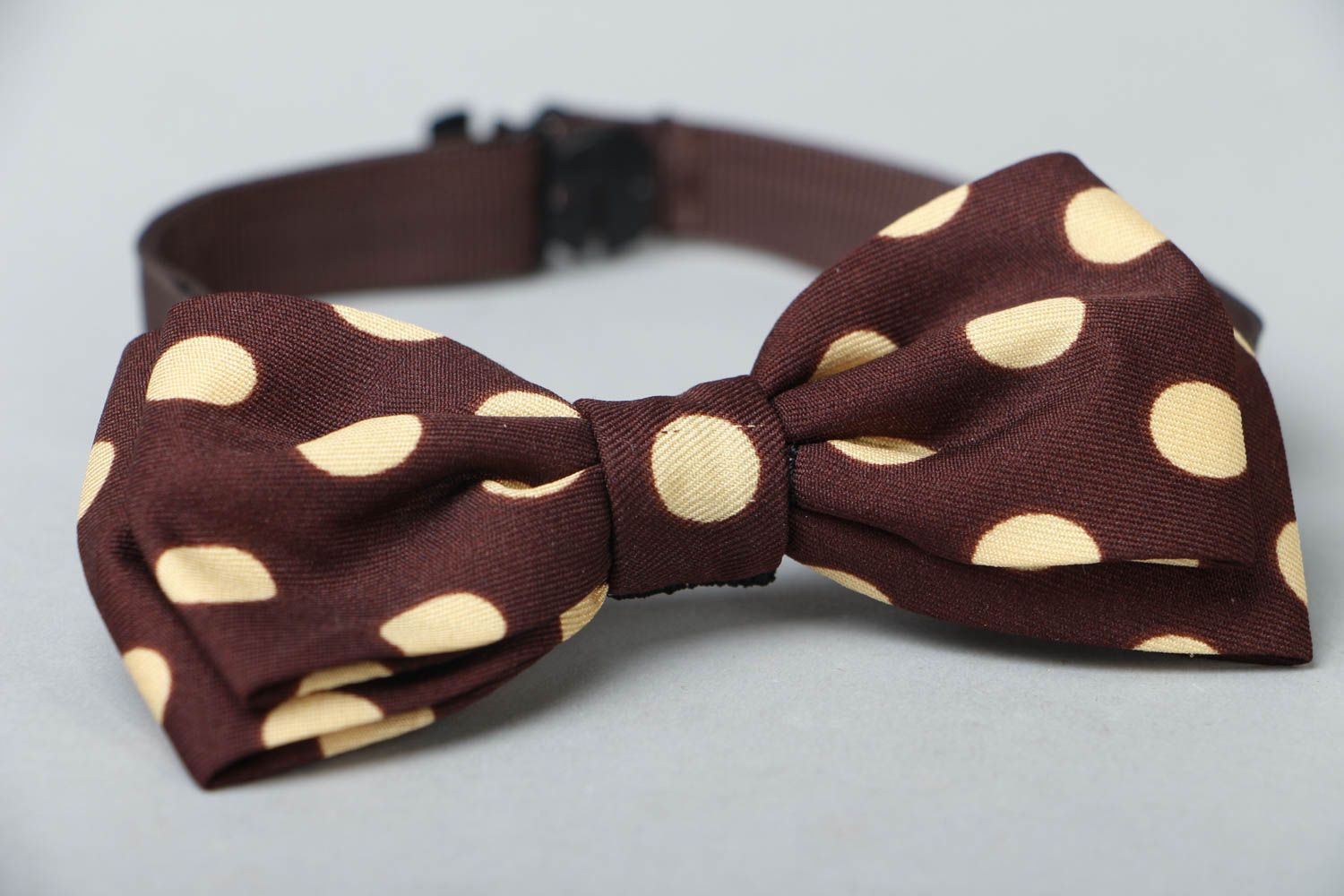 Satin bow tie with dots photo 2