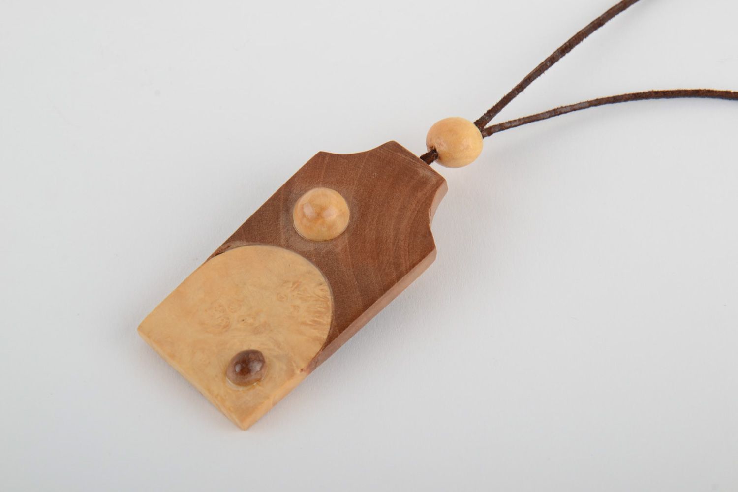 Colgante de madera artesanal para el cuello en cordón foto 3