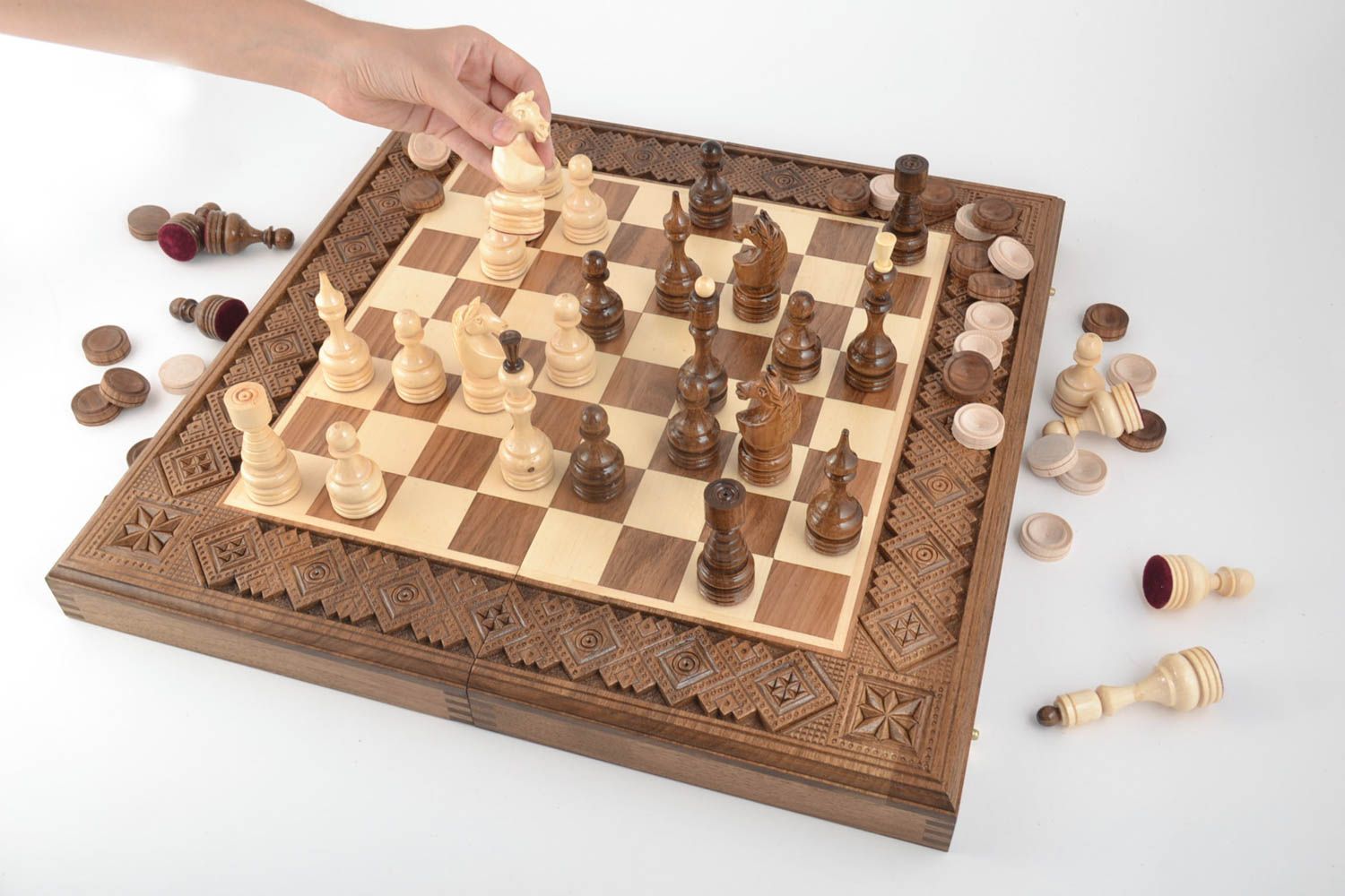 Настольная игра ручной работы доска для шахмат подарок мужчине с шашками фото 5