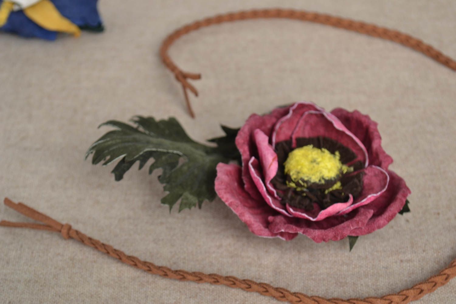 Broche en cuir fait main Broche fantaisie Accessoire femme fleur pavot photo 1
