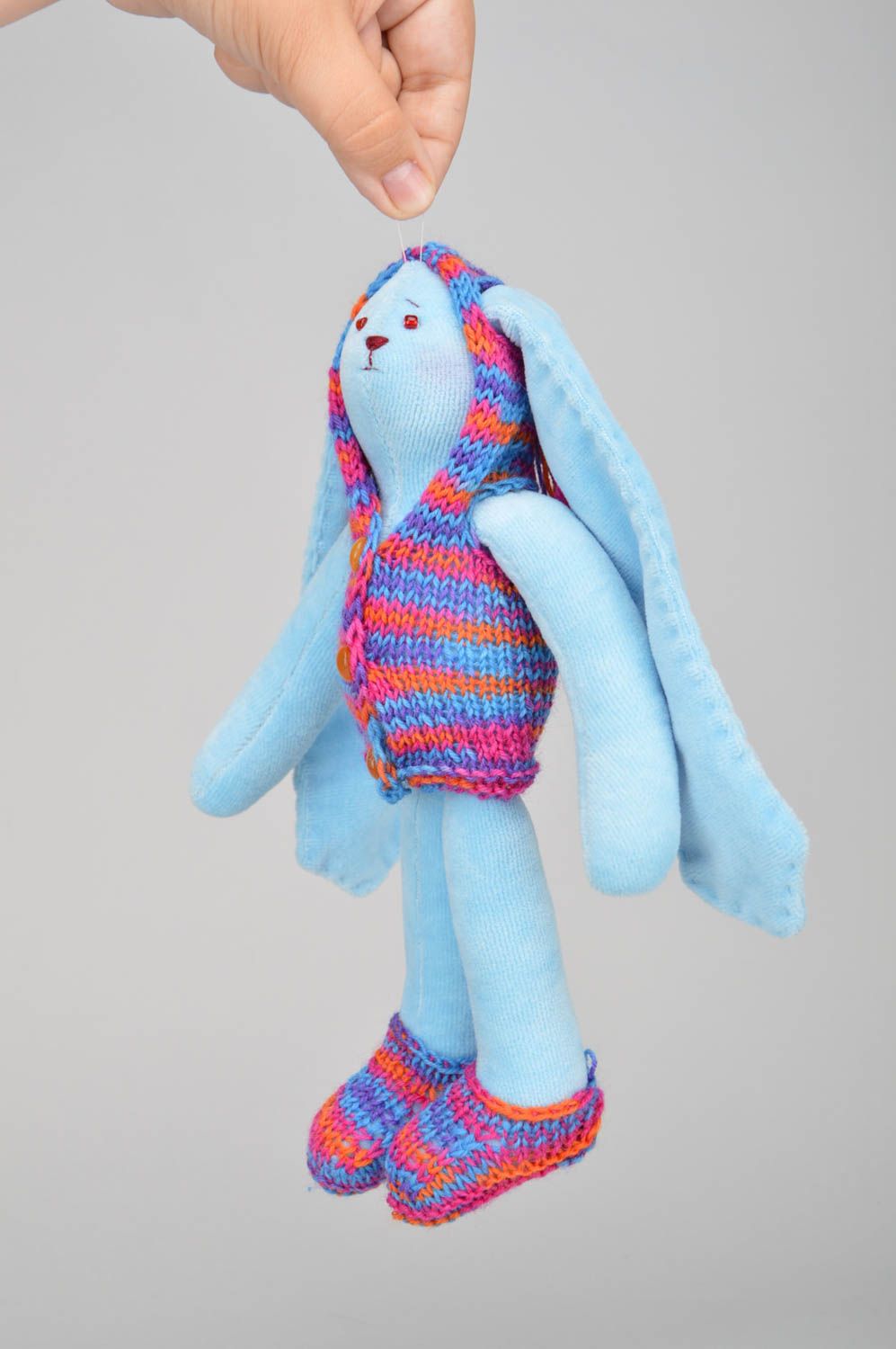 Peluche lièvre bleu en vêtement tricoté originale belle faite main pour enfant photo 4