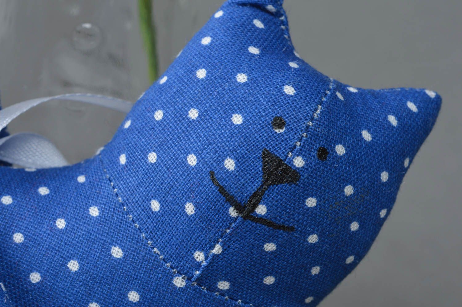 Suspension décorative chat bleu à pois avec cœur rouge faite main cadeau photo 3