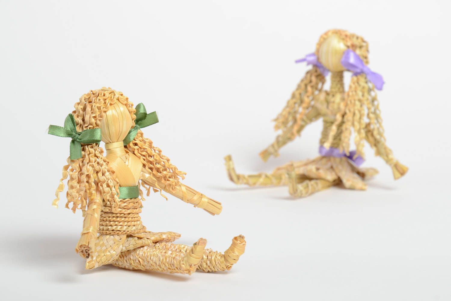 Плетеные куклы из соломы ручной работы для украшения интерьера 2 изделия фото 3