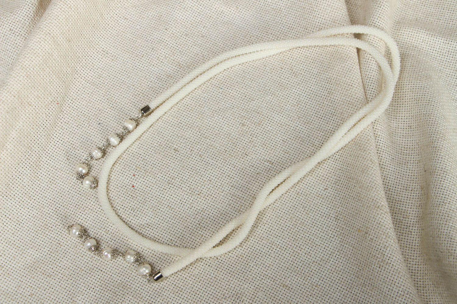 Weißes Collier aus Perlen und Glasperlen foto 1