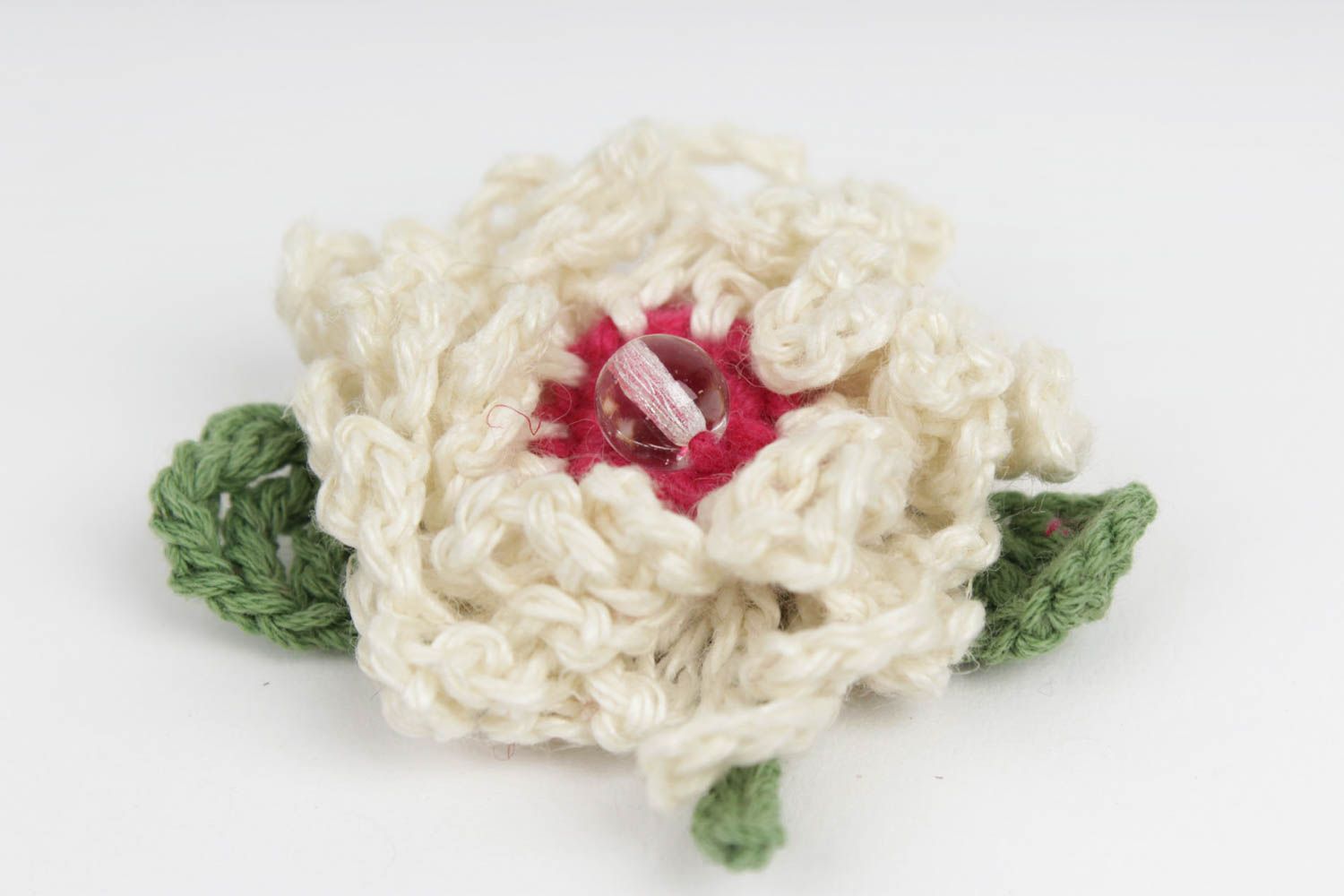 Broche fleur blanche Bijou fait main tricot en coton au crochet Cadeau femme photo 5