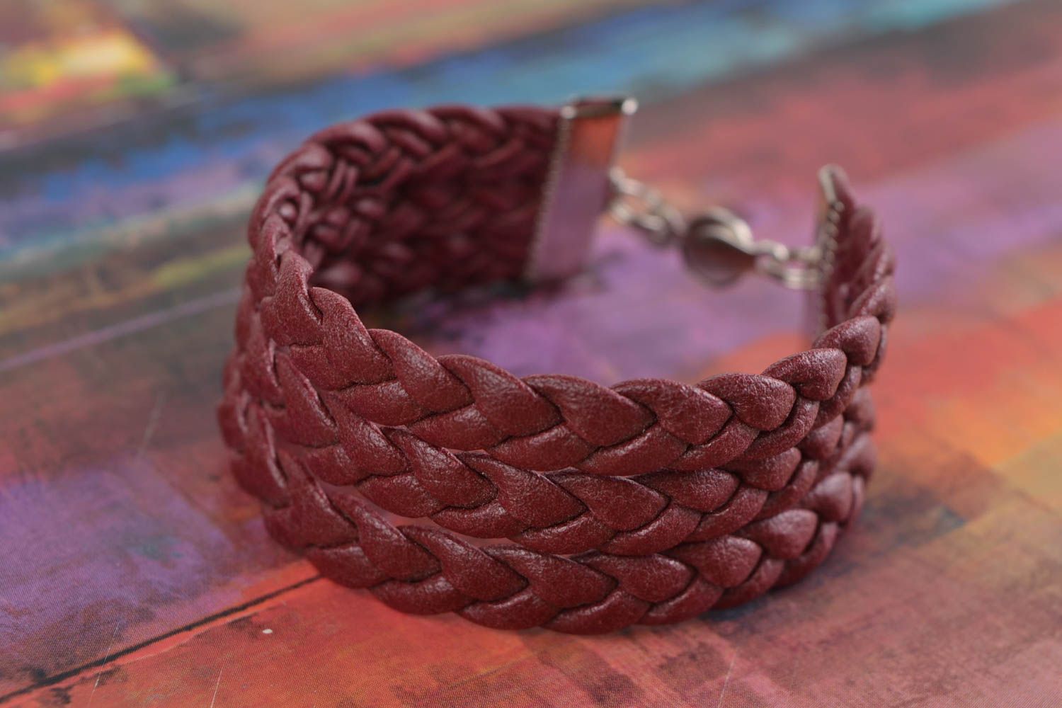 Bracelet en cuir artificiel large bordeaux tressé avec fermoir métal fait main photo 1