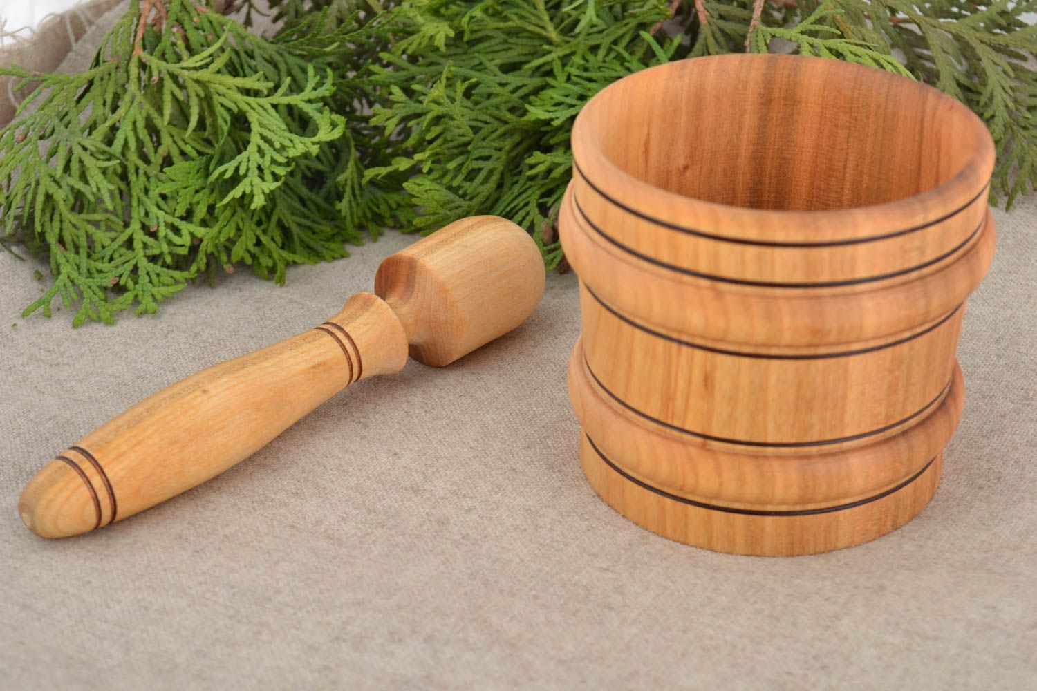 Schöner origineller handgemachter Holz Mörser für Gewürze mit Stößel für Küche  foto 1