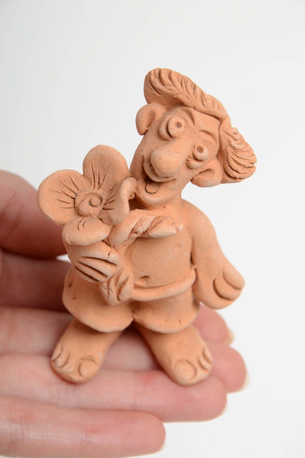 Figurine en terre cuite faite main beige petite décorative Homme avec fleur photo 5