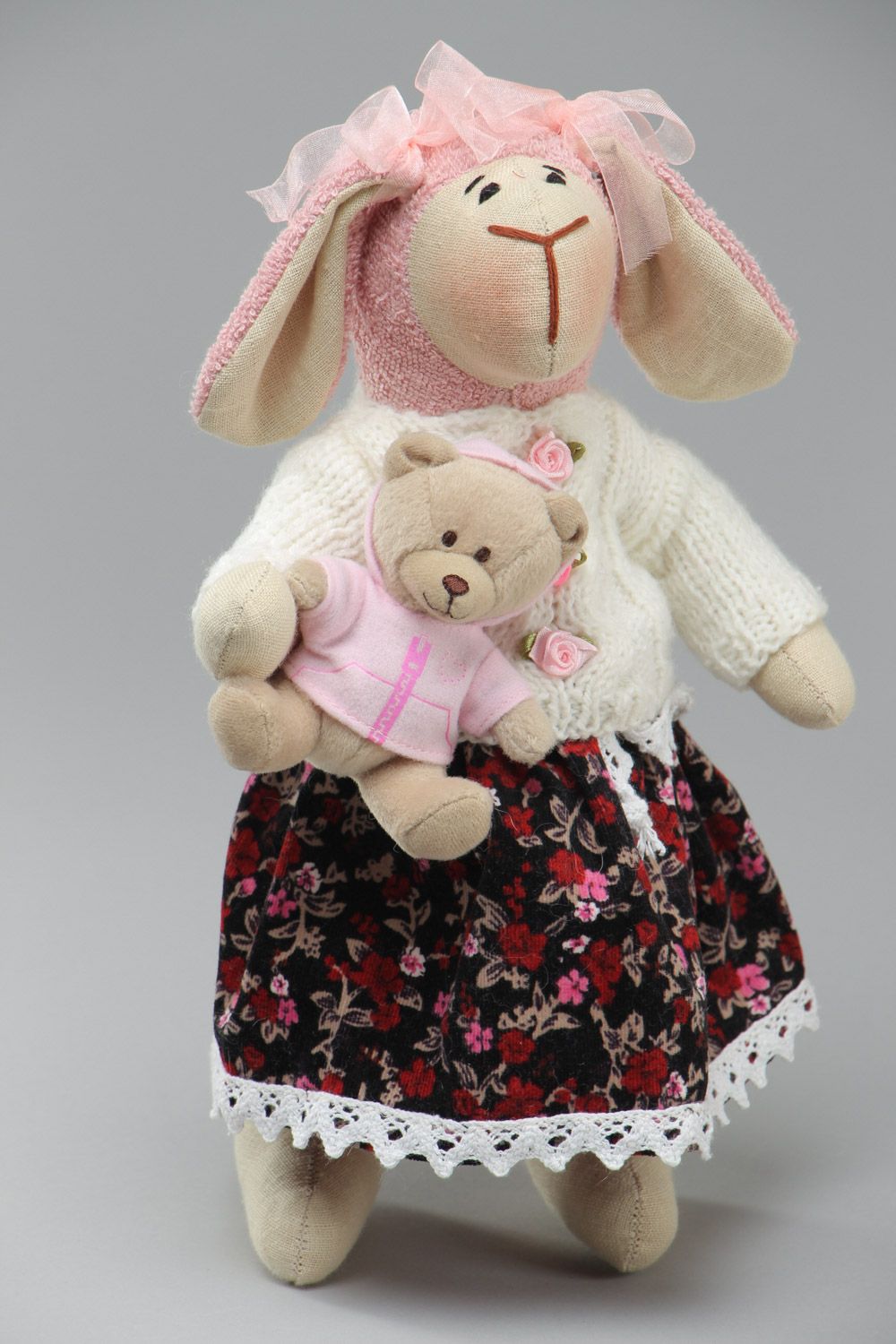 Красивая мягкая игрушка овечка ручной работы из льна в платье с мишкой фото 2