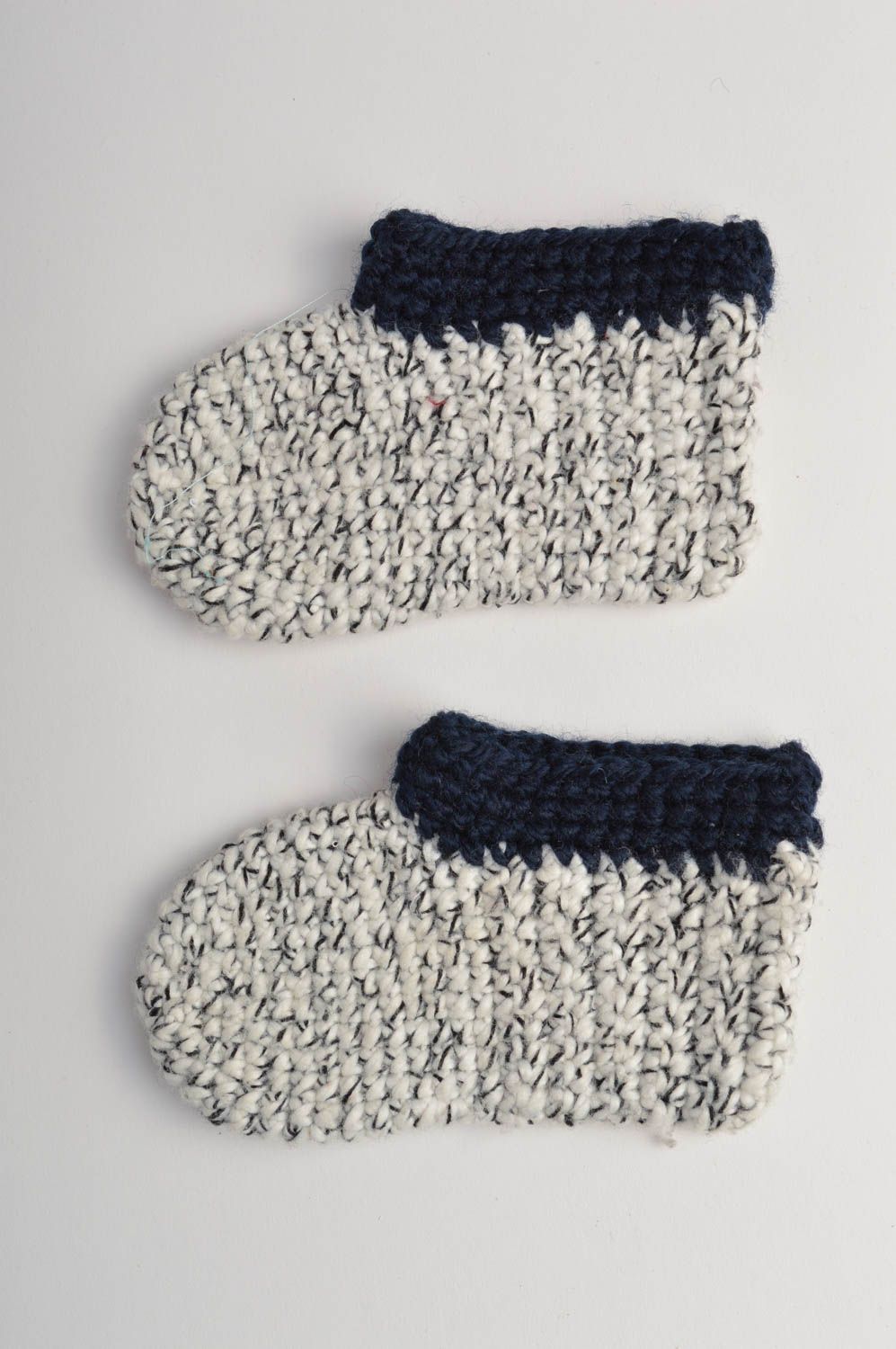 Chaussons bébé fait main Pantoufles tricot au crochet blanc bleu Vêtement bébé photo 3