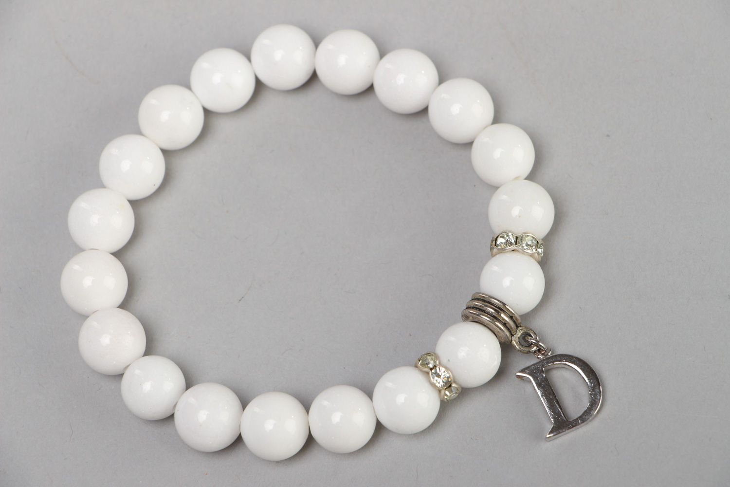 Bracelet en agate blanche avec breloque lettre D métallique fait main design photo 2