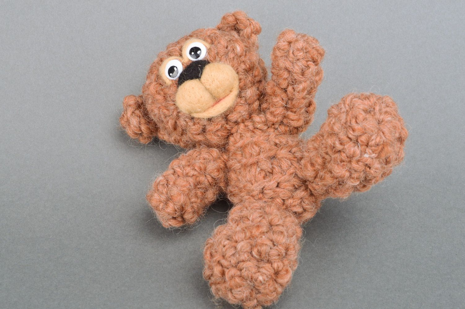 Jouet mou ours brun tricoté en laine au crochet fait main pour enfant dès 3 ans photo 5