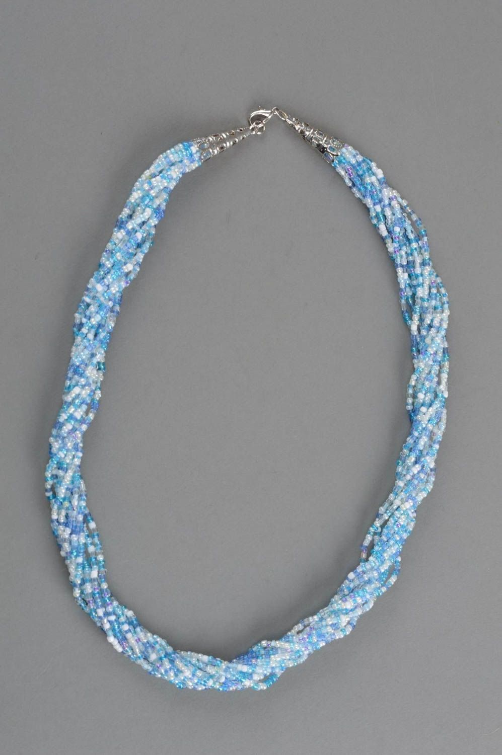 Бело голубое красивое женское ожерелье из бисера ручной работы Прозрачный лед фото 2