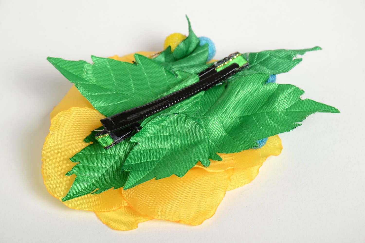 Аксессуар для волос украшение ручной работы заколка с цветком желтая с зеленым фото 4