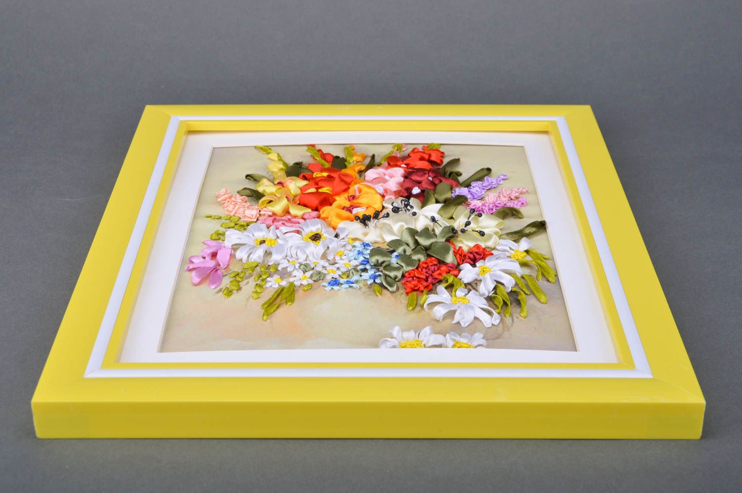 Tableau de fleurs en rubans de satin multicolore cadre jaune fait main photo 5