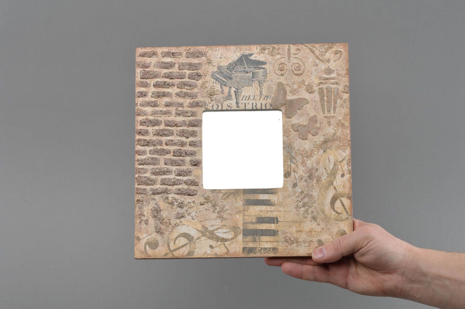 Quadratischer Wandspiegel Decoupage im Holz Rahmen handmade Melodien braun foto 4