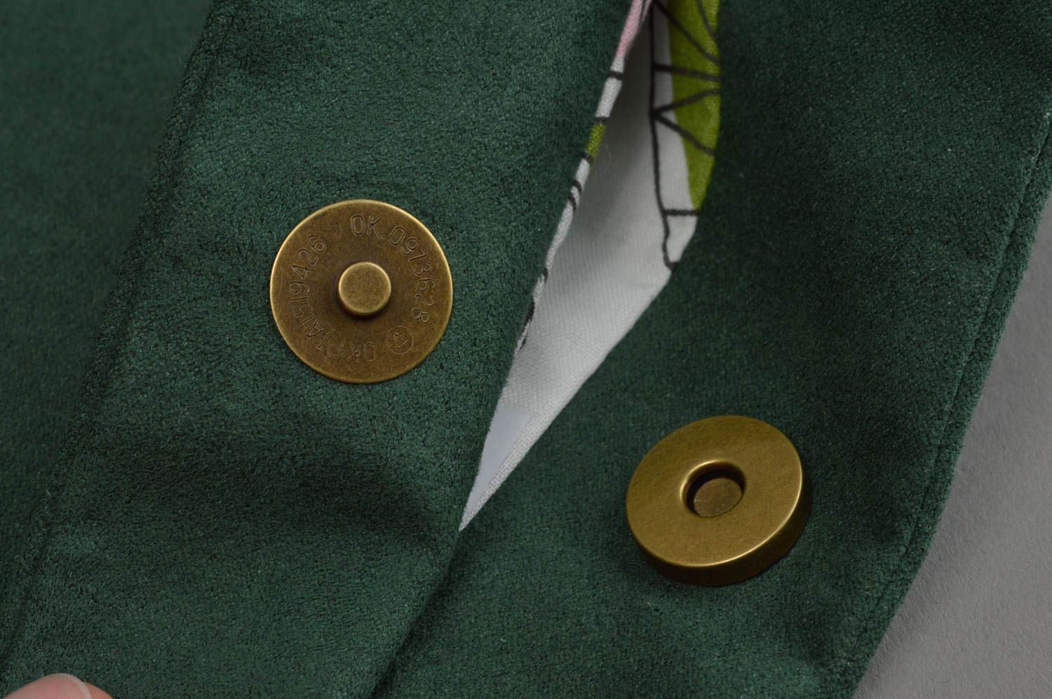 Dunkelgrüne handgemachte Schultertasche aus Kunstwildleder mit langem Henkel foto 5