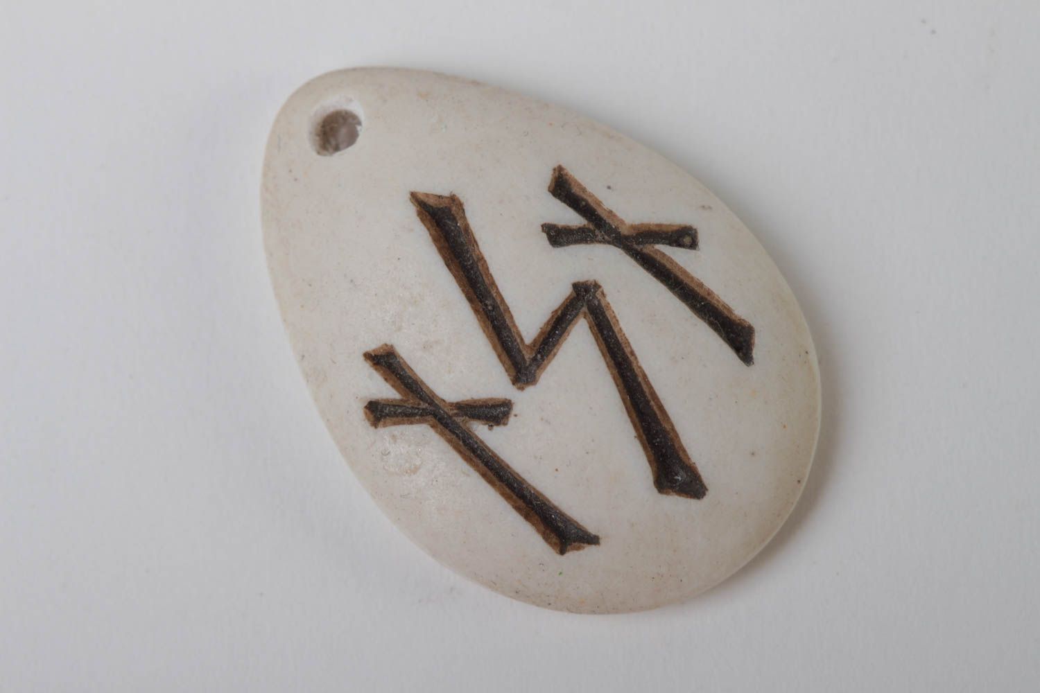Pendentif ovale fait main Bijou ethnique Accessoire femme runes amulette photo 2