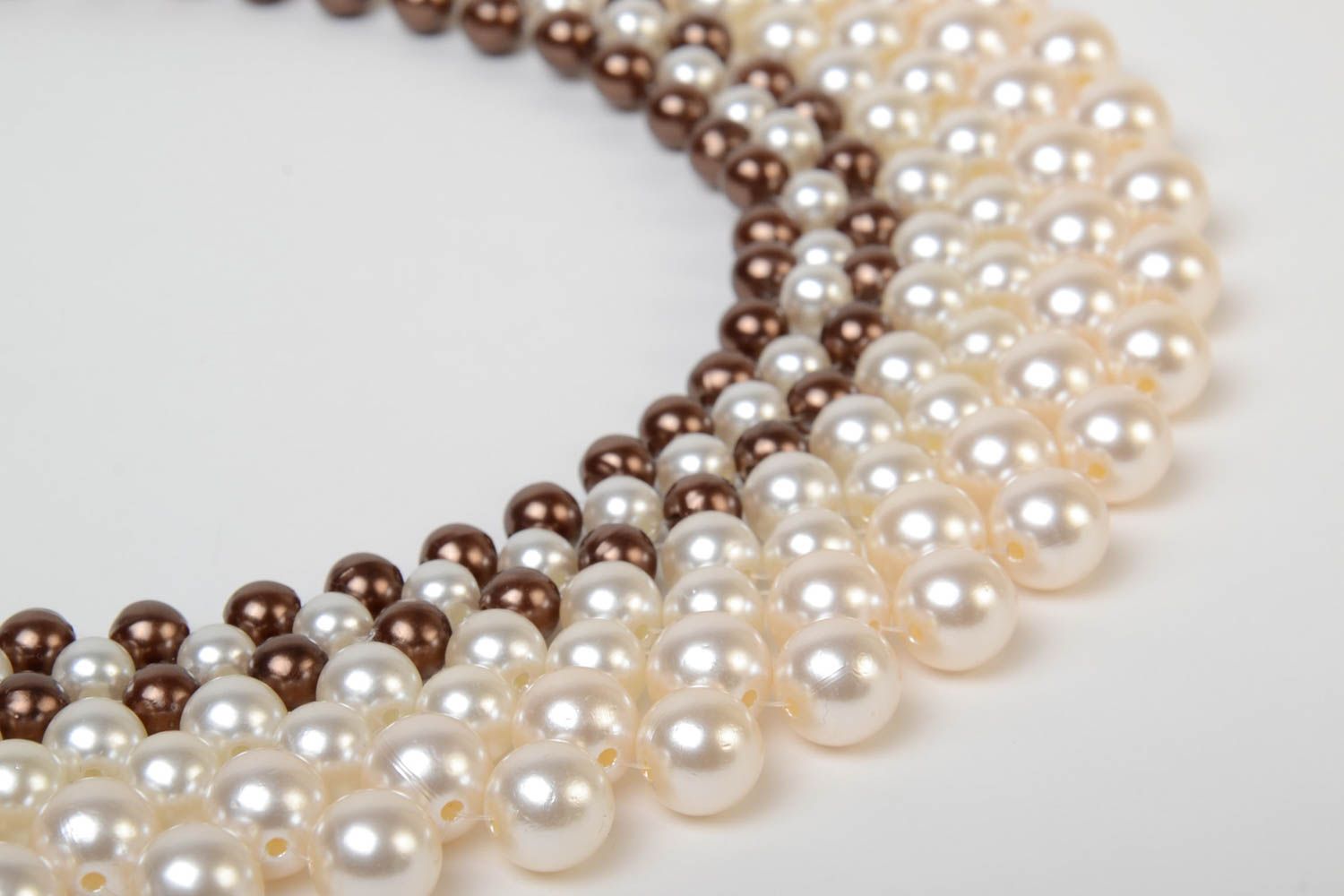 Collier de perles en plastique large blanc ajouré fait main pour femme photo 4