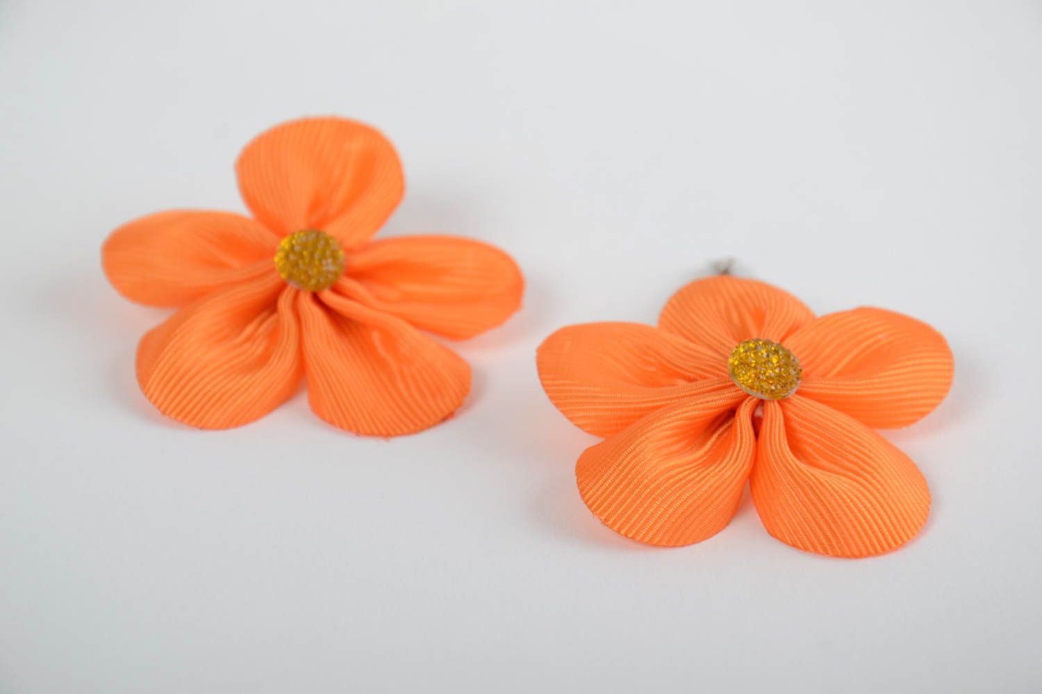 Заколки цветы из репсовых лент набор из 2 шт детские яркие оранжевые хэнд мейд фото 5