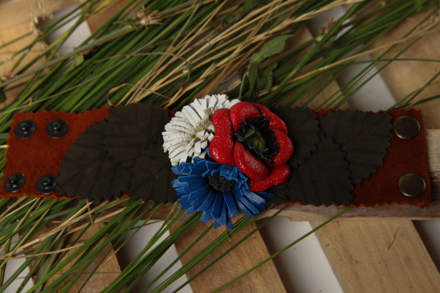 Handmade breites Lederarmband Schmuck mit Blumen Accessoire für Frauen  foto 1