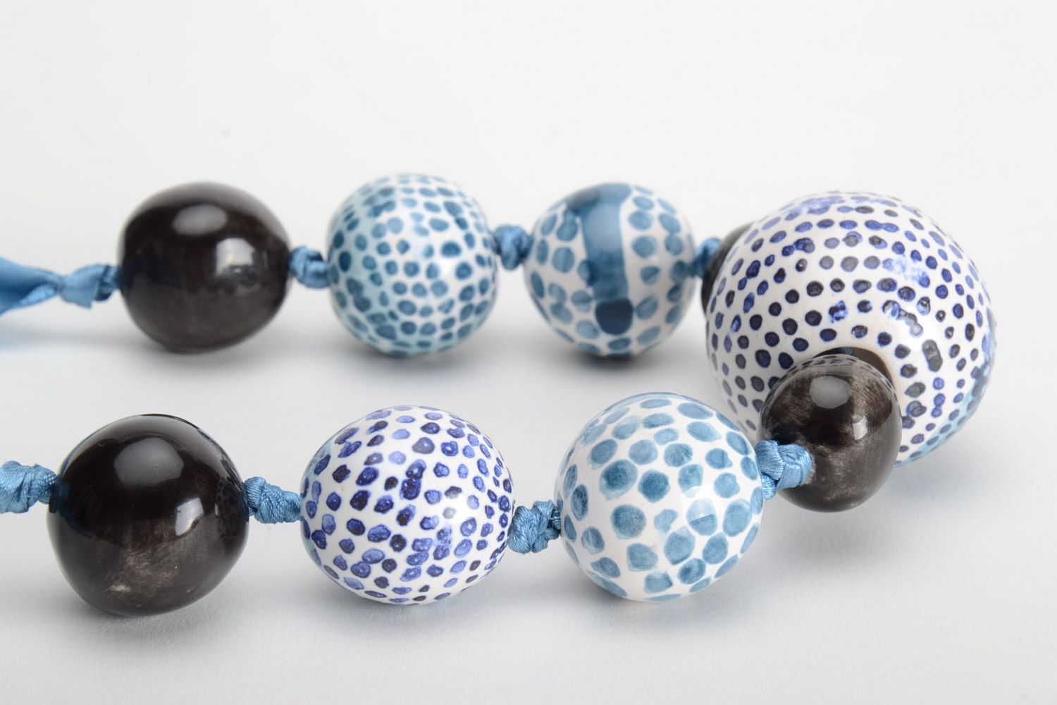 Крупное глиняное ожерелье с росписью эмалями ручной работы светло голубое  фото 3