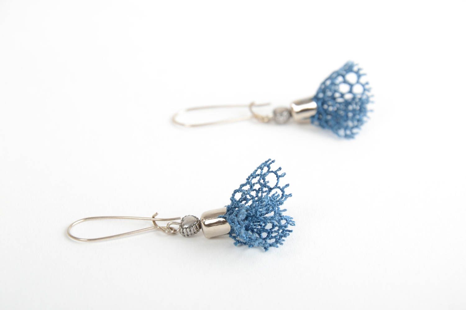 Schöne künstlerische blaue Ohrringe aus Spitze Handarbeit feines Accessoire foto 2