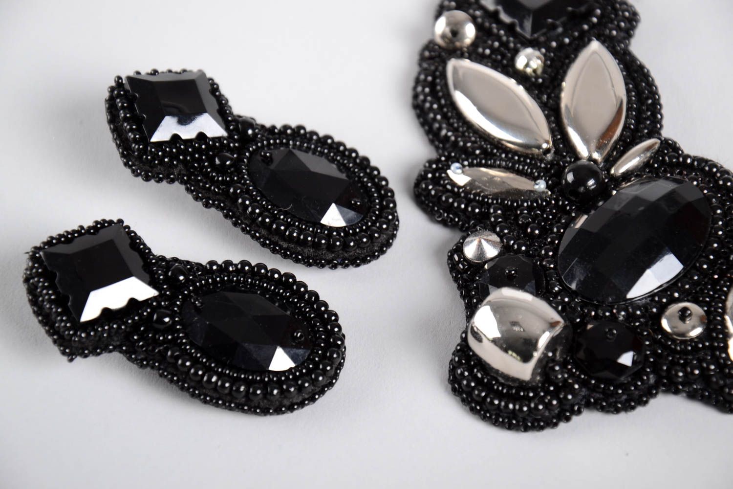 Boucles d'oreilles Collier fait main perles de rocaille Bijoux fantaisie noirs photo 3