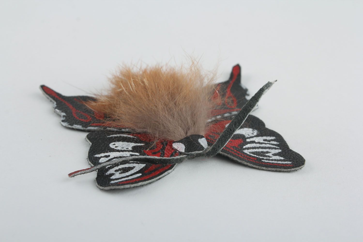 Broche artesanal de couro em forma da borboleta  foto 3