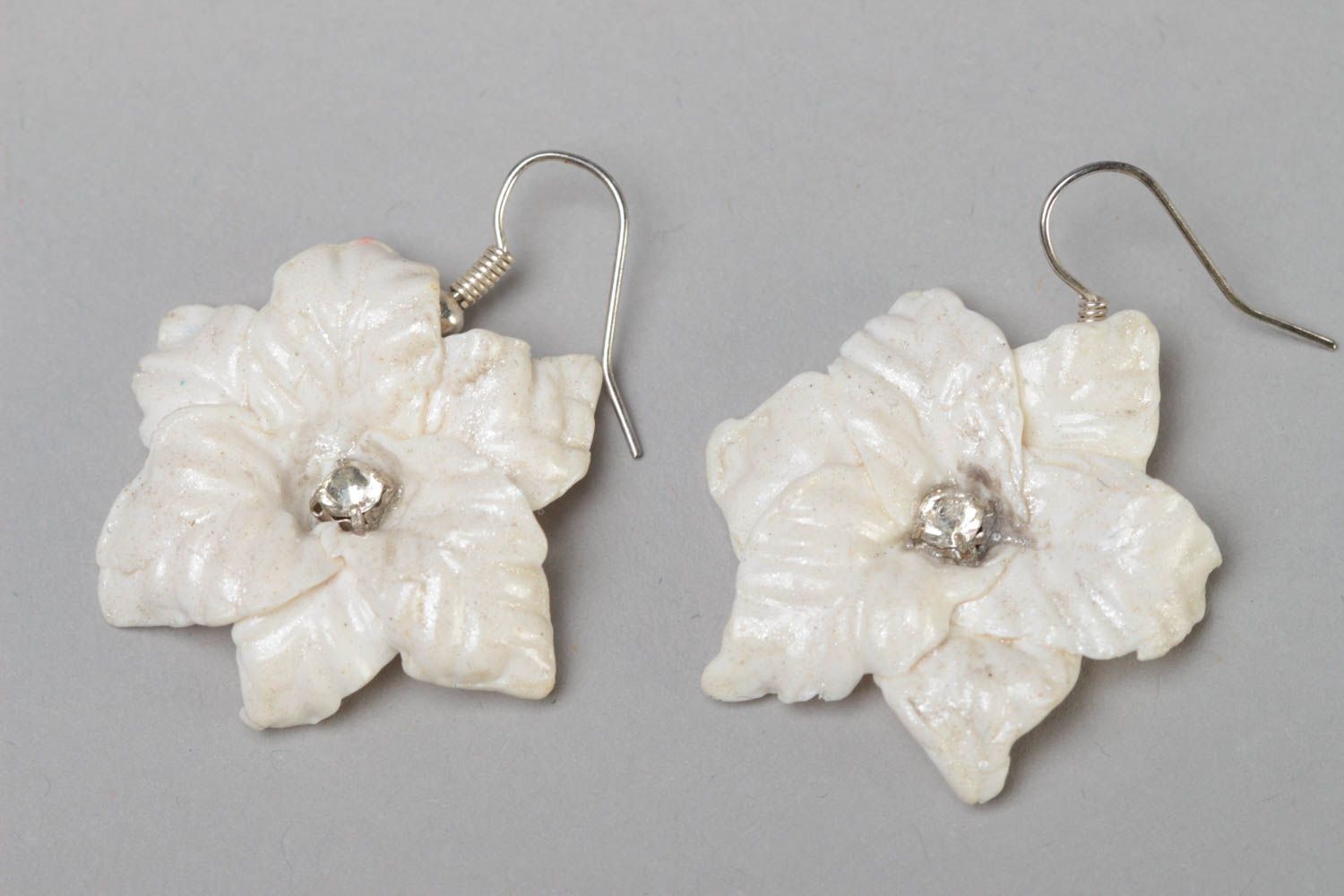 Künstlerische weiße Blumen Ohrringe aus Polymer Ton handmade Schmuck für Frauen foto 2