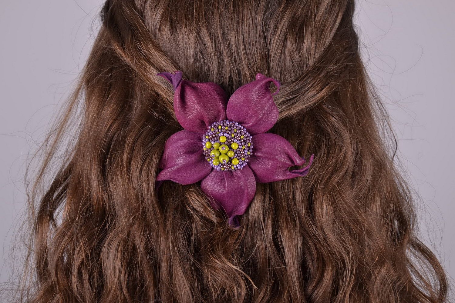 Grampo-broche de couro Flor cor de roxo acessórios artesanais foto 1