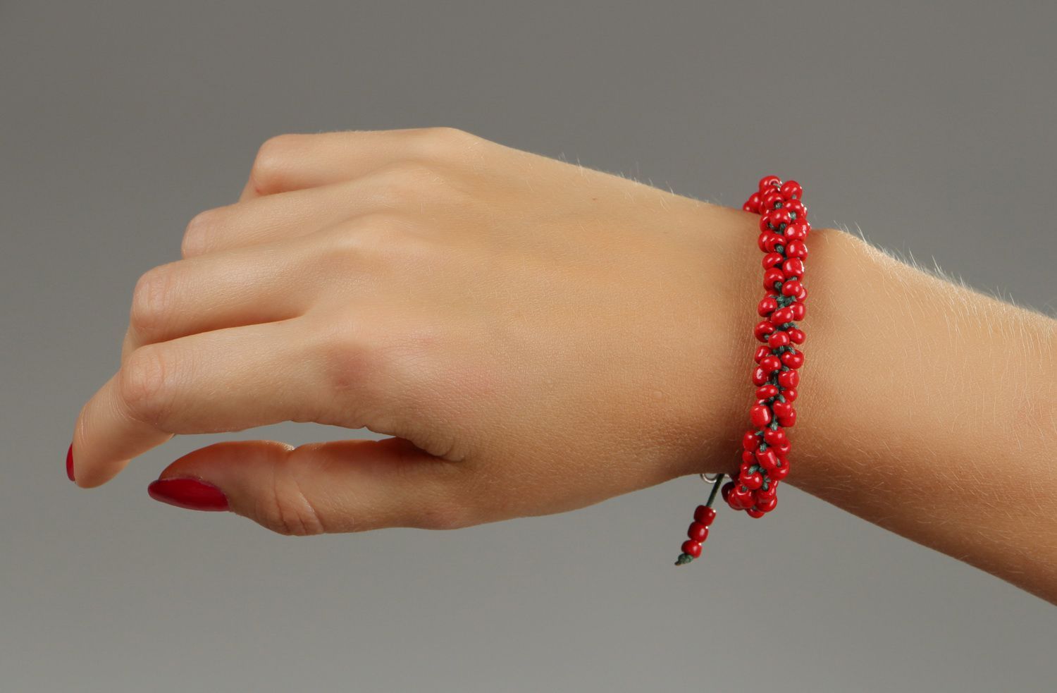 Red bracelet photo 4