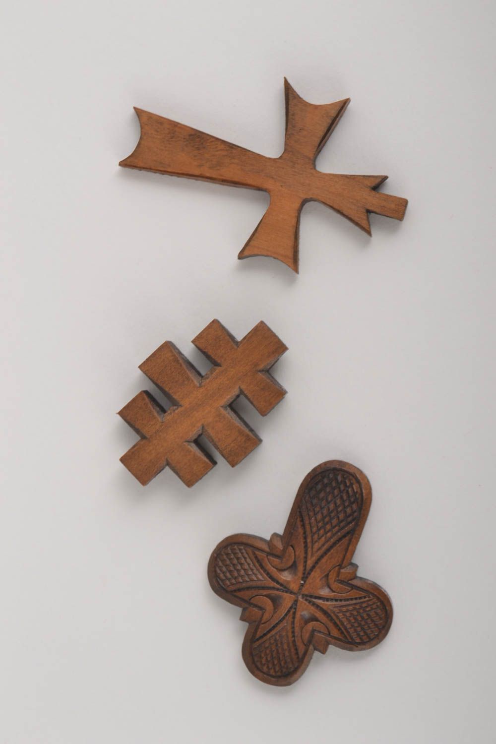 Croci di legno fatte a mano crocette intagliate di legno originali e belle 3 pz foto 2