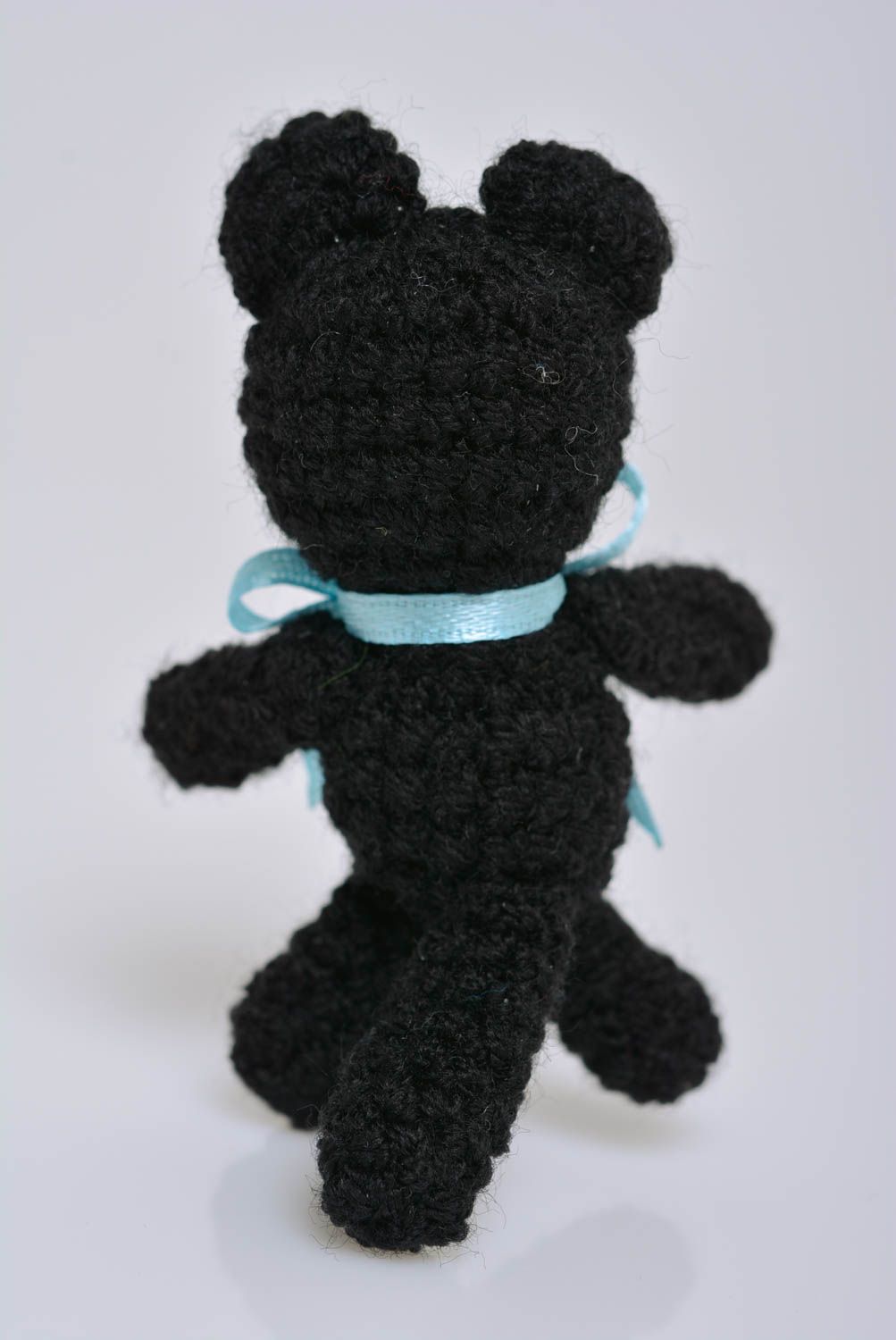 Маленькая детская мягкая вязаная игрушка котик черный из акрила ручной работы  фото 3