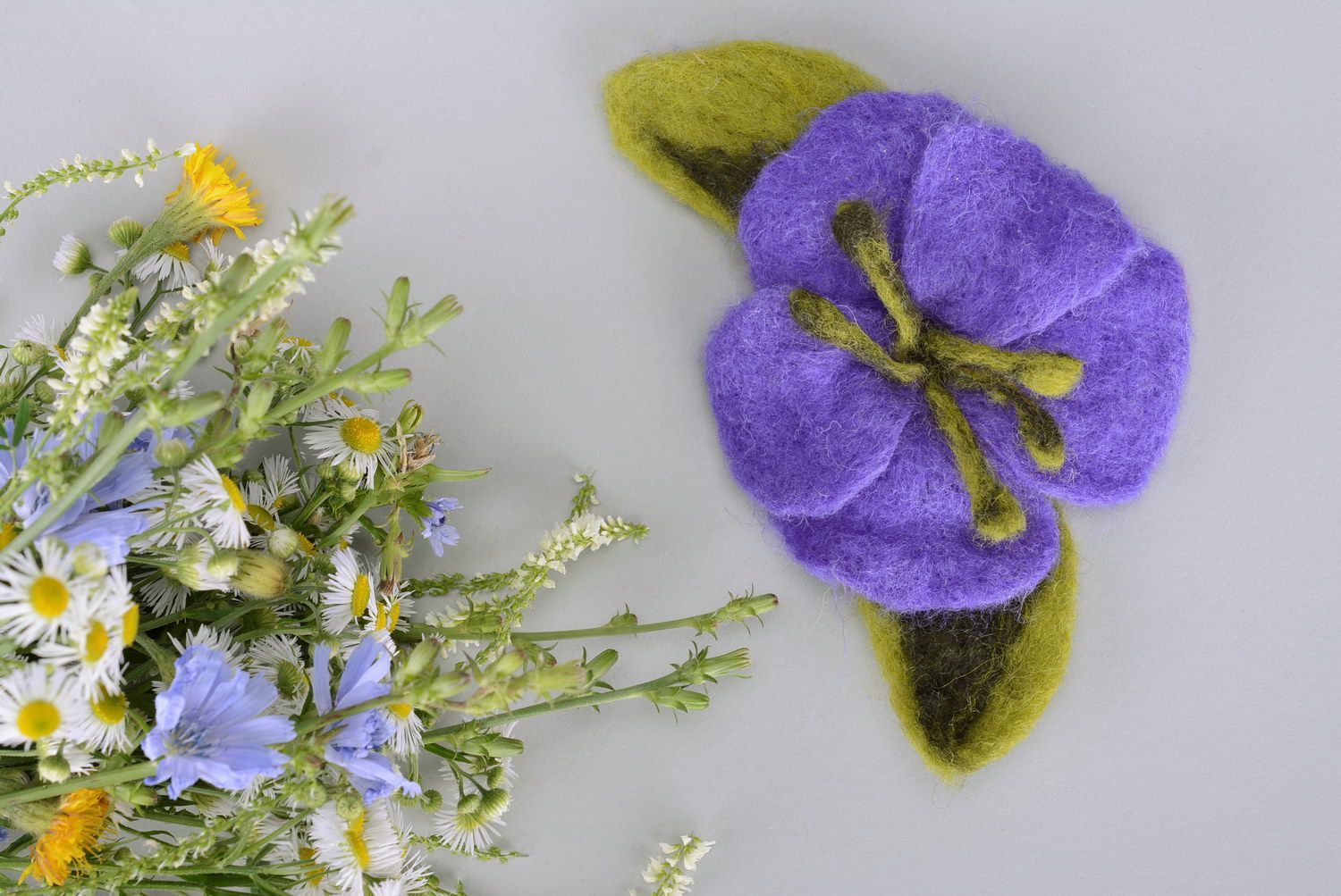 Broche originale Fleur en laine faite à la main photo 1