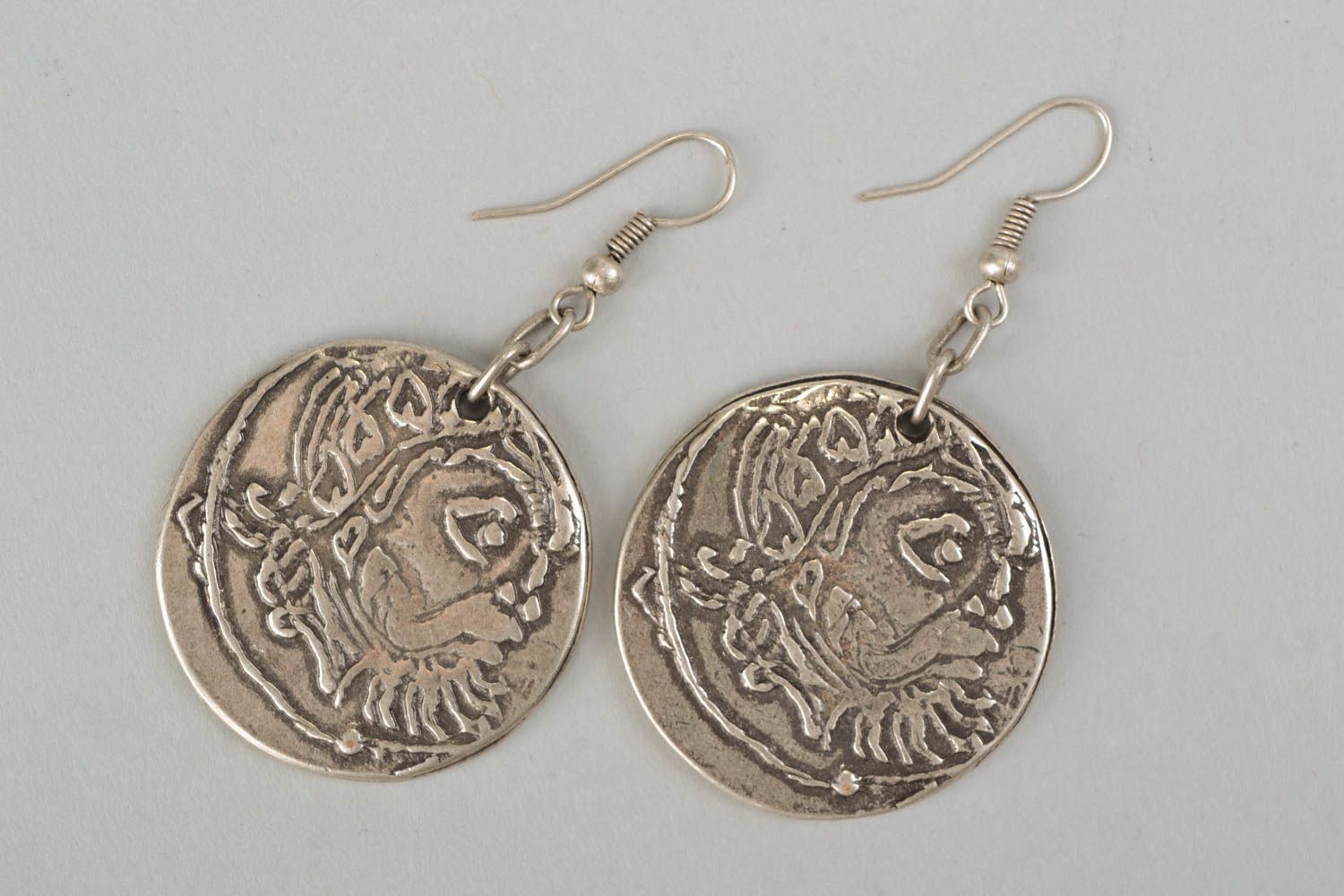 Boucles d'oreilles en métal rondes faites main pour femme Monnaies antiques photo 3