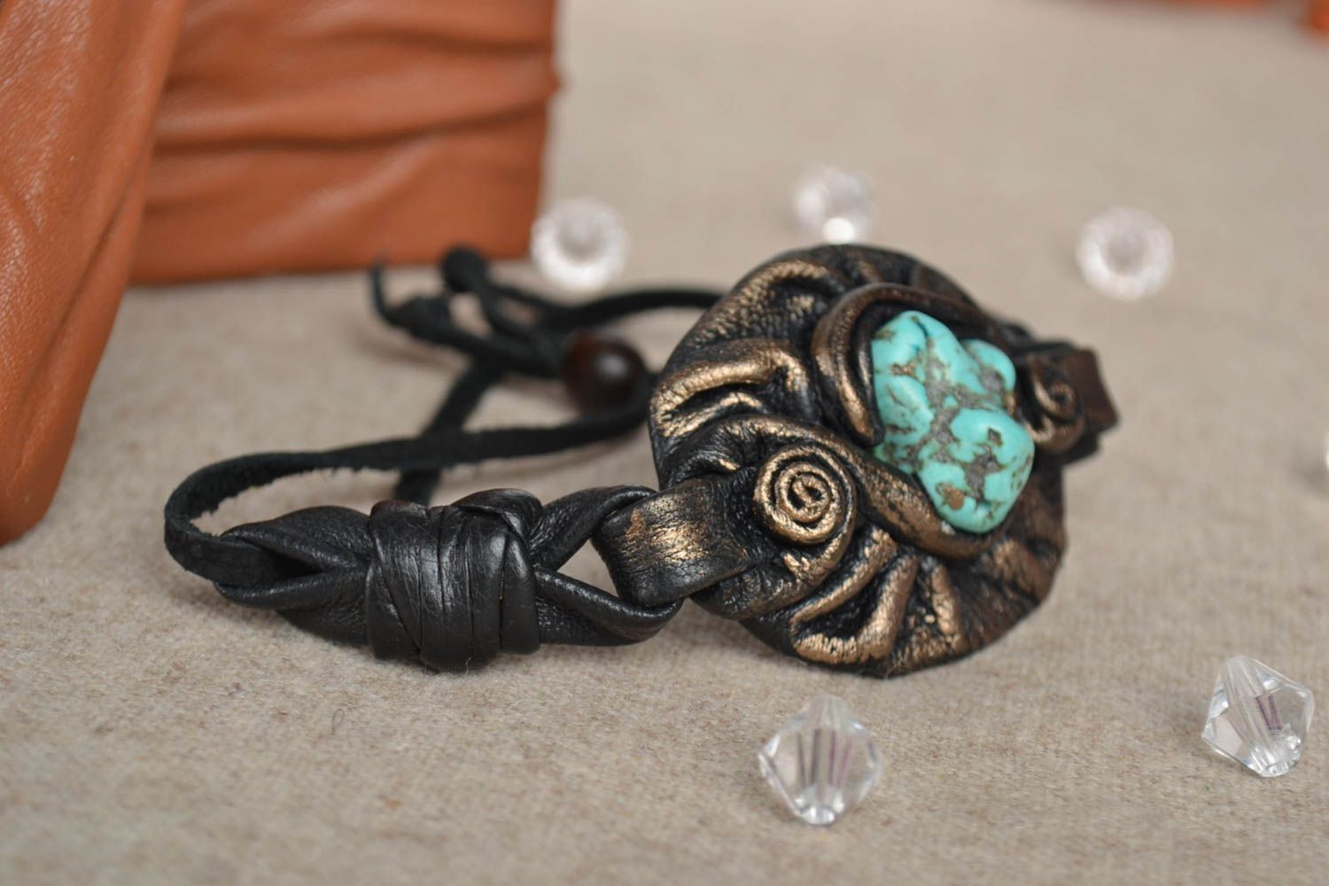 Bracelet en cuir Bijou fait main avec pierres turquoise large Accessoire femme photo 1
