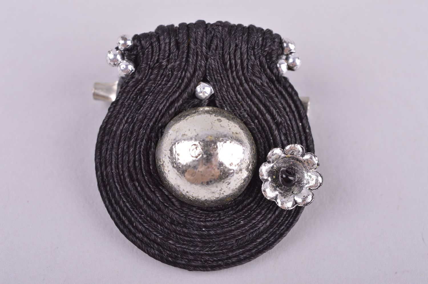 Broche textile Bijou soutache fait main noir perles de rocaille Accessoire femme photo 2