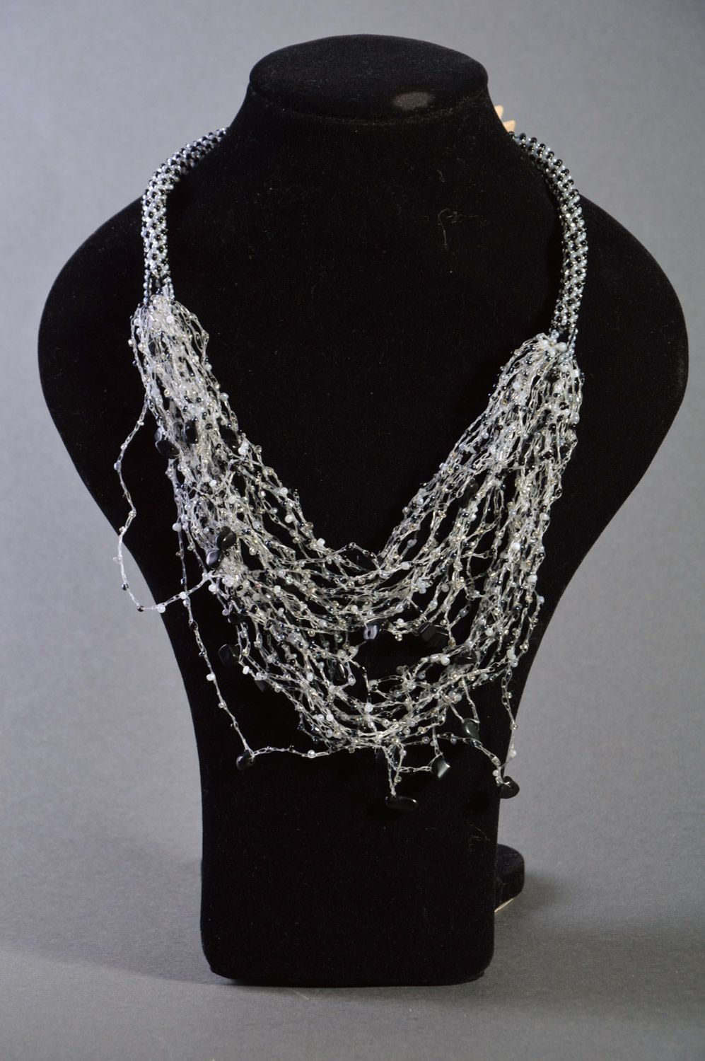 Künstlerisches mehrreihiges Collier aus Glasperlen in Schwarz und Weiß für Ladies foto 3