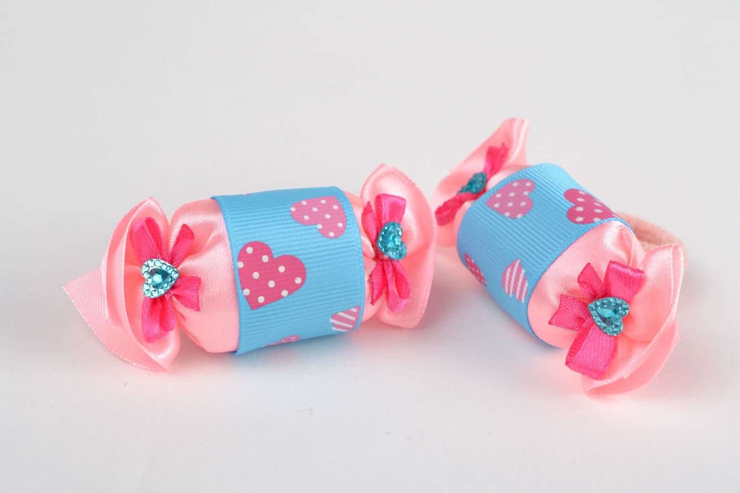 Coleteros de pelo con forma de bombones artesanales dos accesorios azul y rosado foto 5
