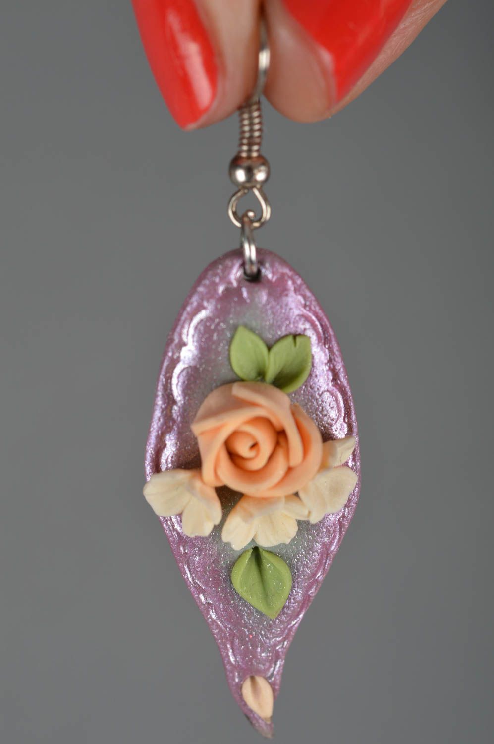 Pendientes artesanales originales de arcilla polimérica de color lila con rosas foto 3