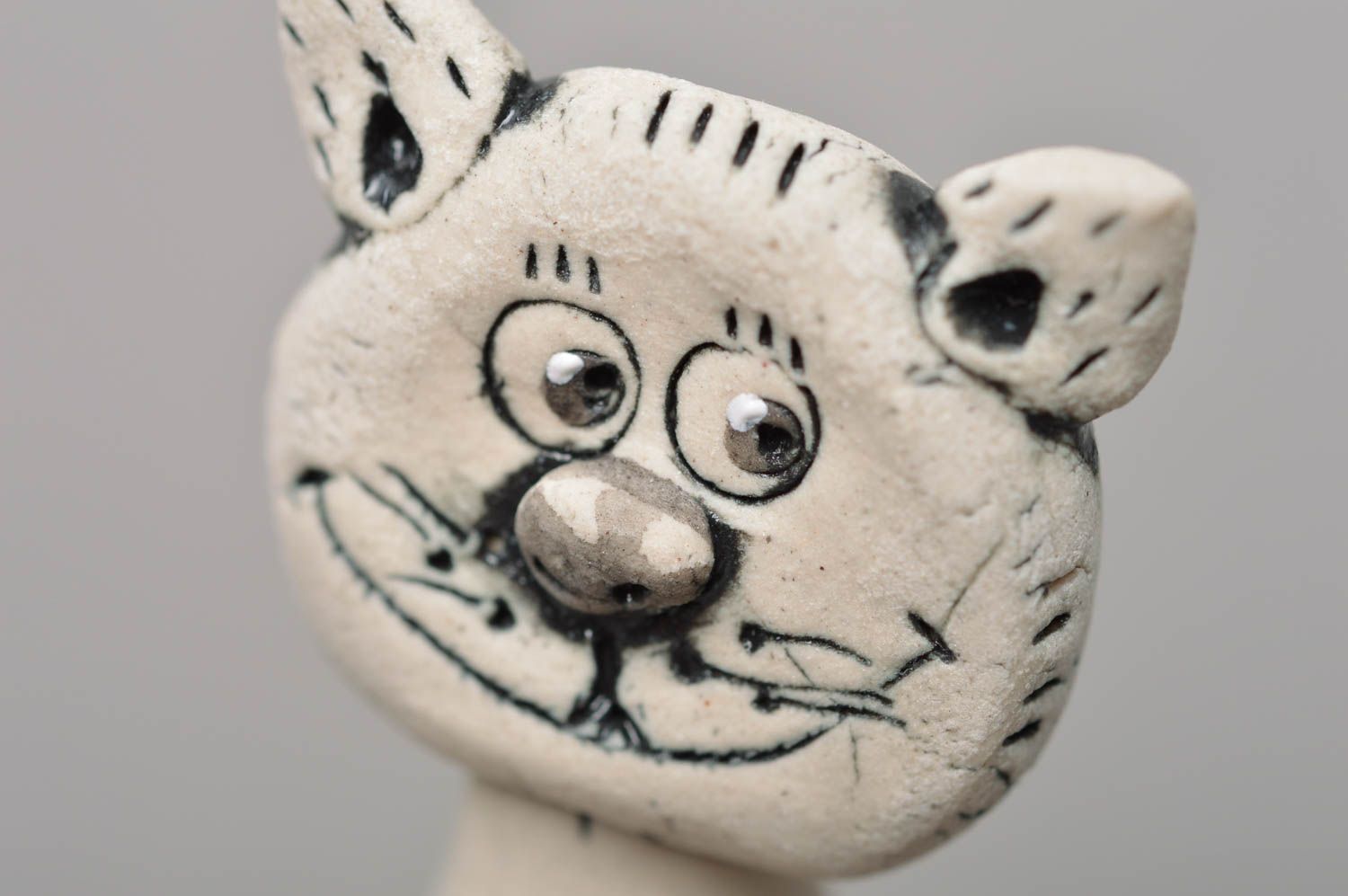 Petite figurine en céramique faite main peinte décorative chat avec poisson photo 2