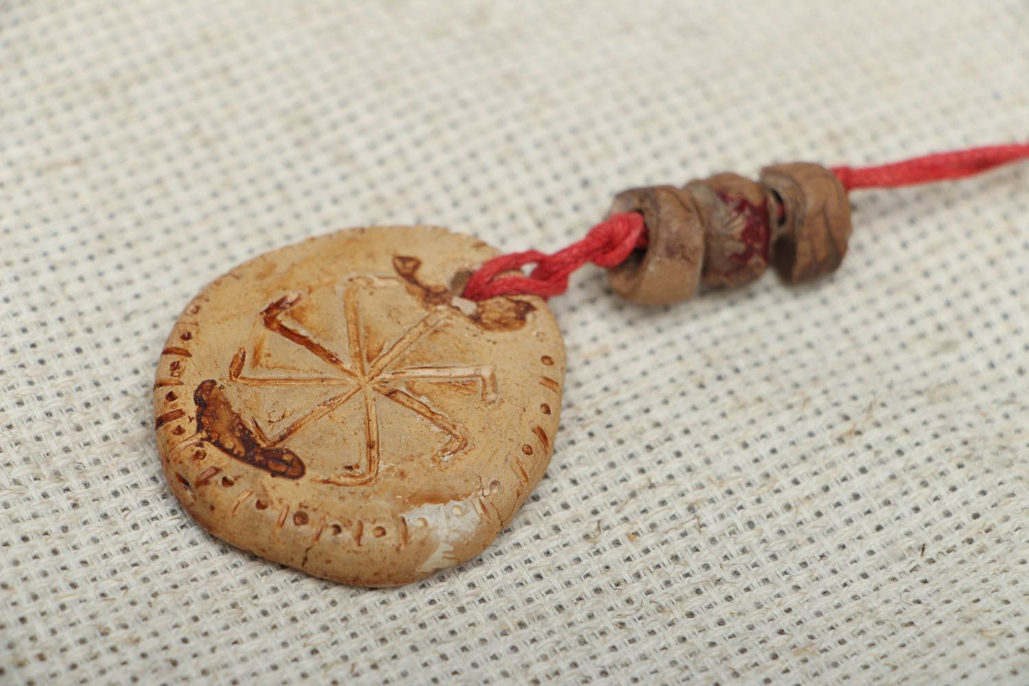 Pendentif amulette en argile fait main photo 2