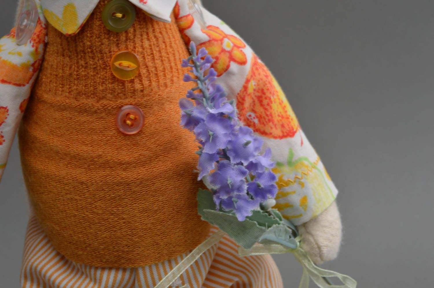 Peluche lapin en tenue orange faite main en tissu originale pour enfants photo 5